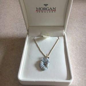 Flower pendant necklace